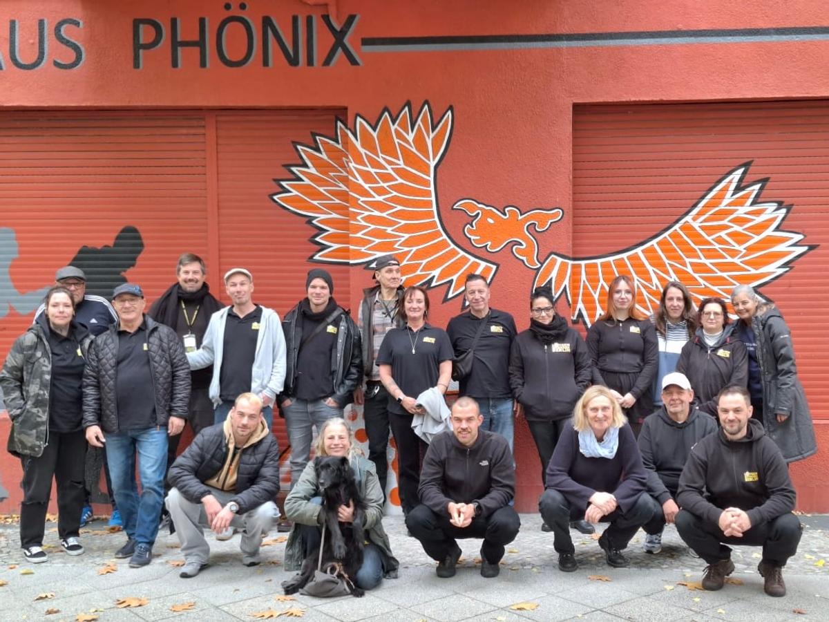 Gruppenfoto der Lotsinnen und Lotsen vor der Phönix-Wand