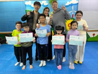 Leon Hong taught a group of children in Macao about musical theatre.