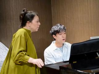 Leon coaching a lady in green.
