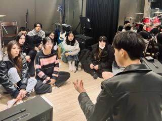 Leon Hong gives a musical master class to college students.