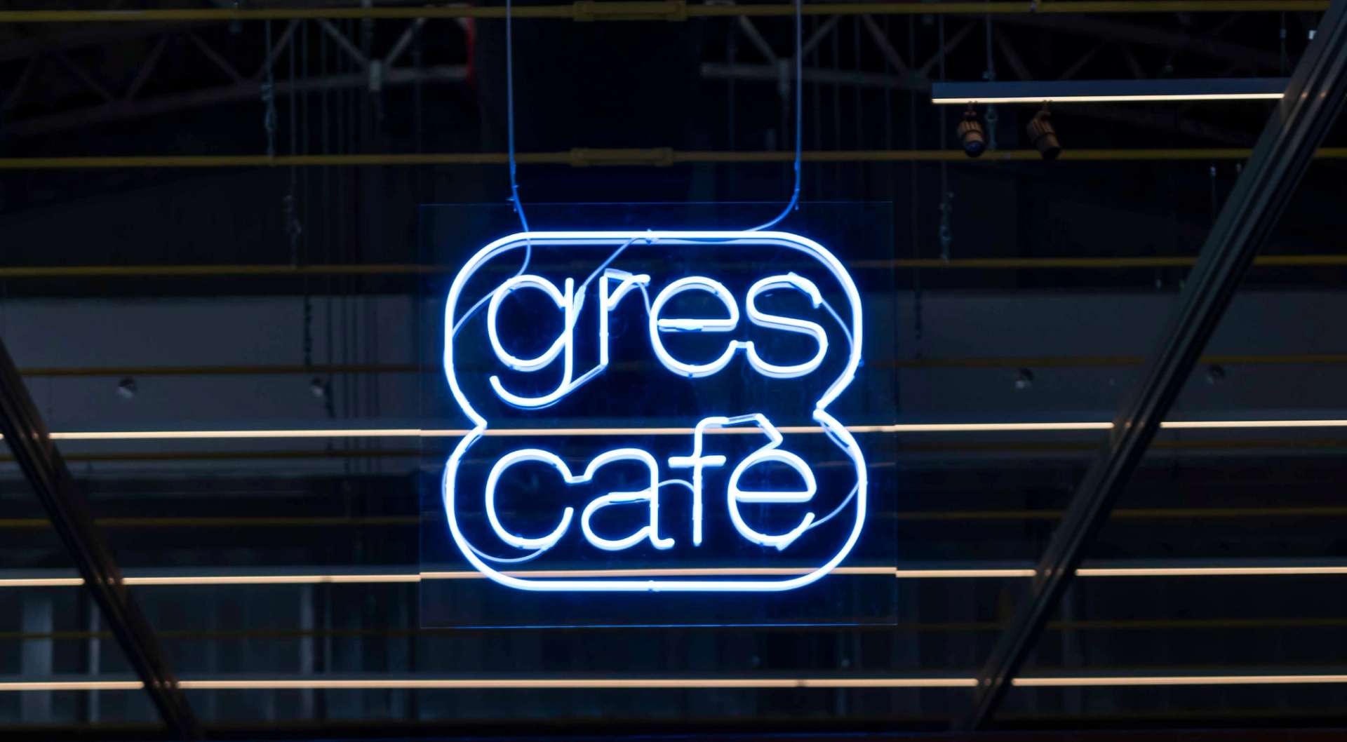 detail of the counter of gres cafè