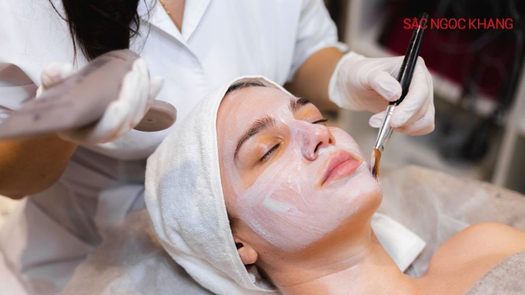 Thoa một lớp mặt nạ mỏng, đều lên mặt, tránh vùng mắt và miệng