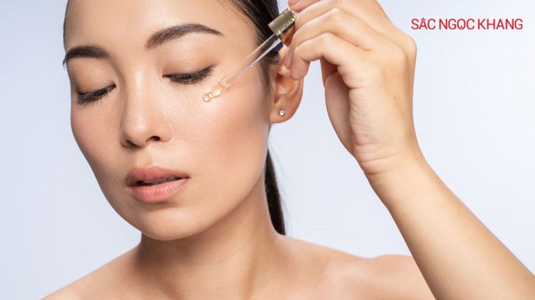 Serum có thể được thoa sau khi cân bằng da và trước khi dưỡng ẩm