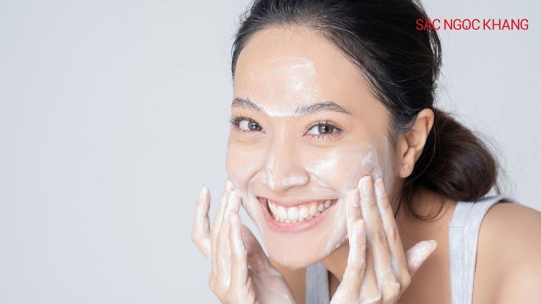 Trước khi đắp mặt nạ, bạn cần rửa mặt sạch để loại bỏ bụi bẩn, bã nhờn và tế bào chết