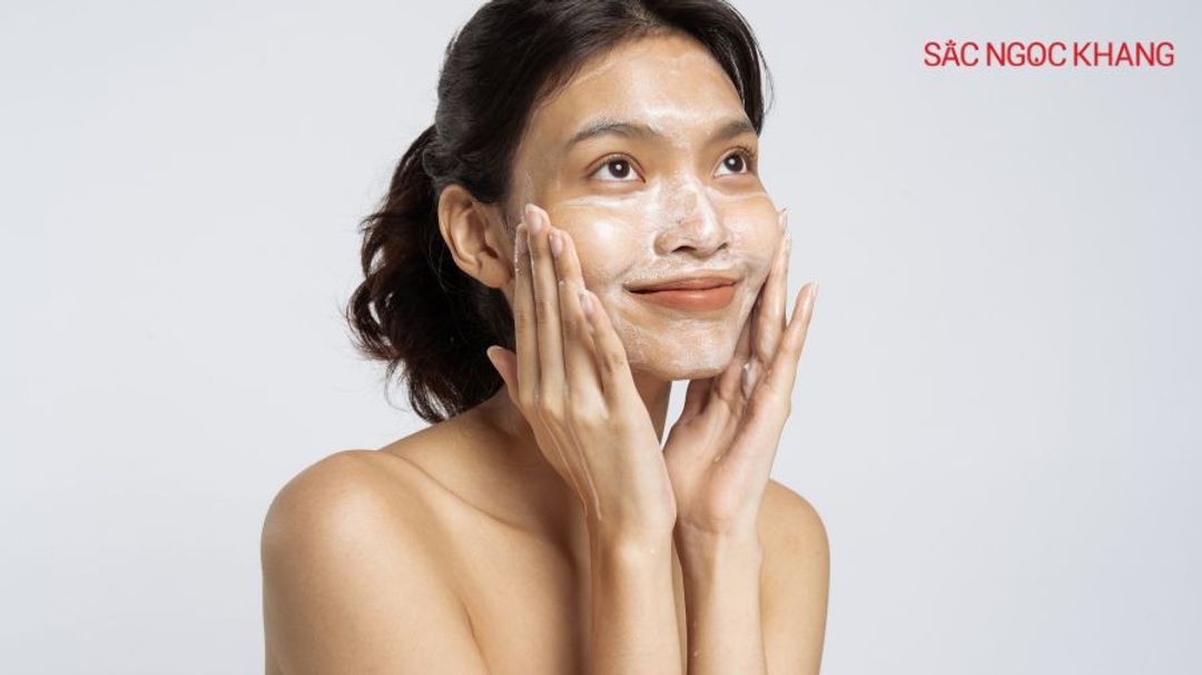 Sử dụng sữa rửa mặt dịu nhẹ phù hợp với loại da