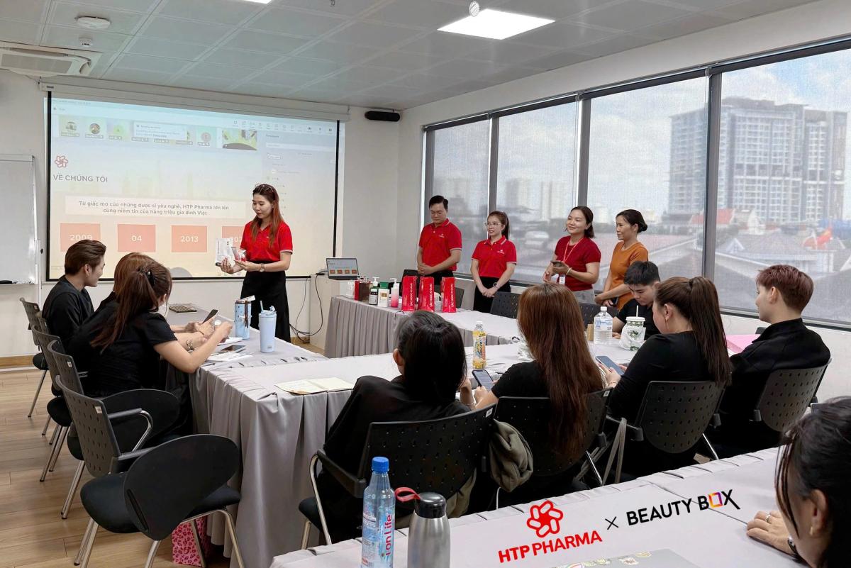 Sắc Ngọc Khang đào tạo về thương hiệu và sản phẩm tại văn phòng Beauty Box.