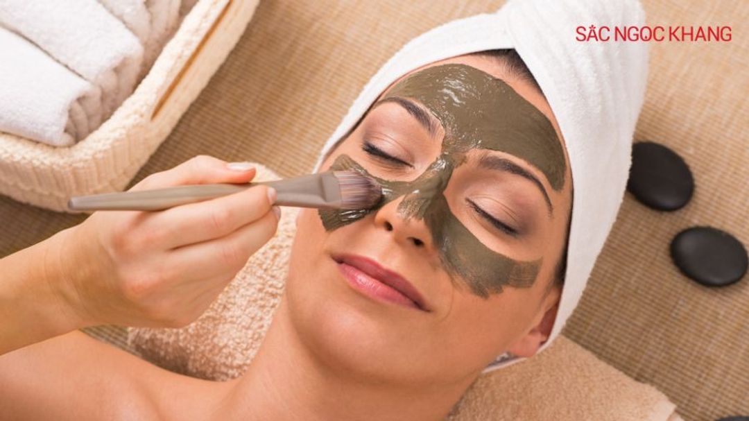 Mặt nạ đất sét có khả năng hút dầu thừa, làm sạch lỗ chân lông và giảm mụn
