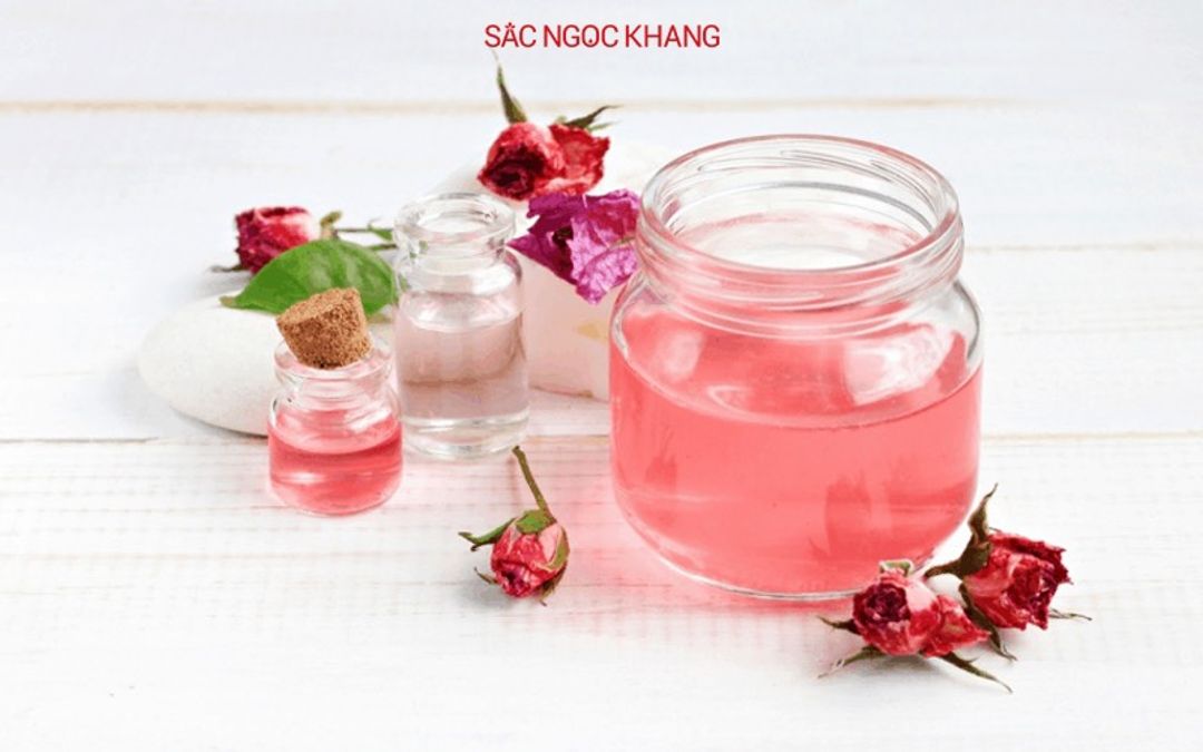 Tác dụng của nước hoa hồng trong việc chăm sóc da