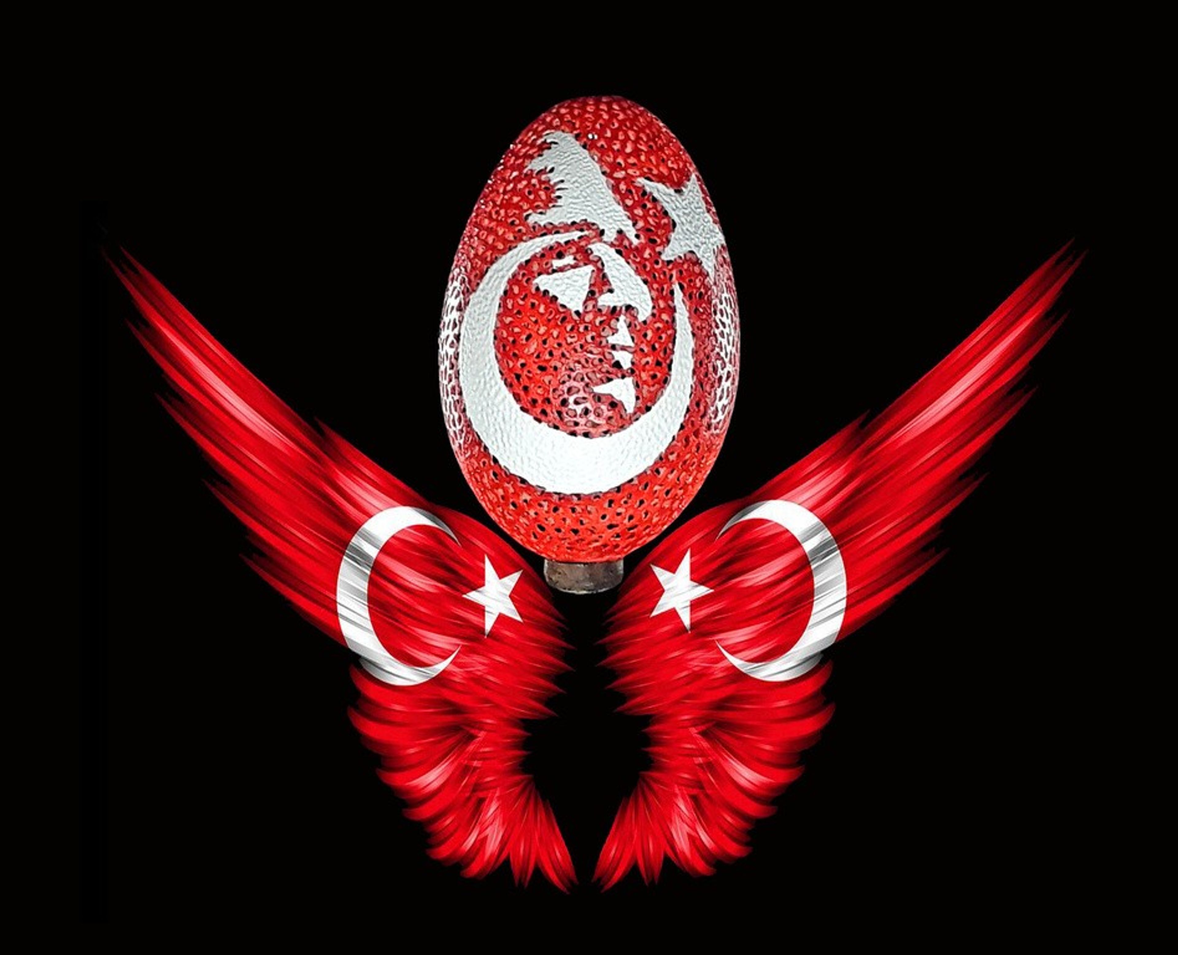 Ay yıldız motifli, kırmızı kanatlarla çevrelenmiş oyma yumurta
