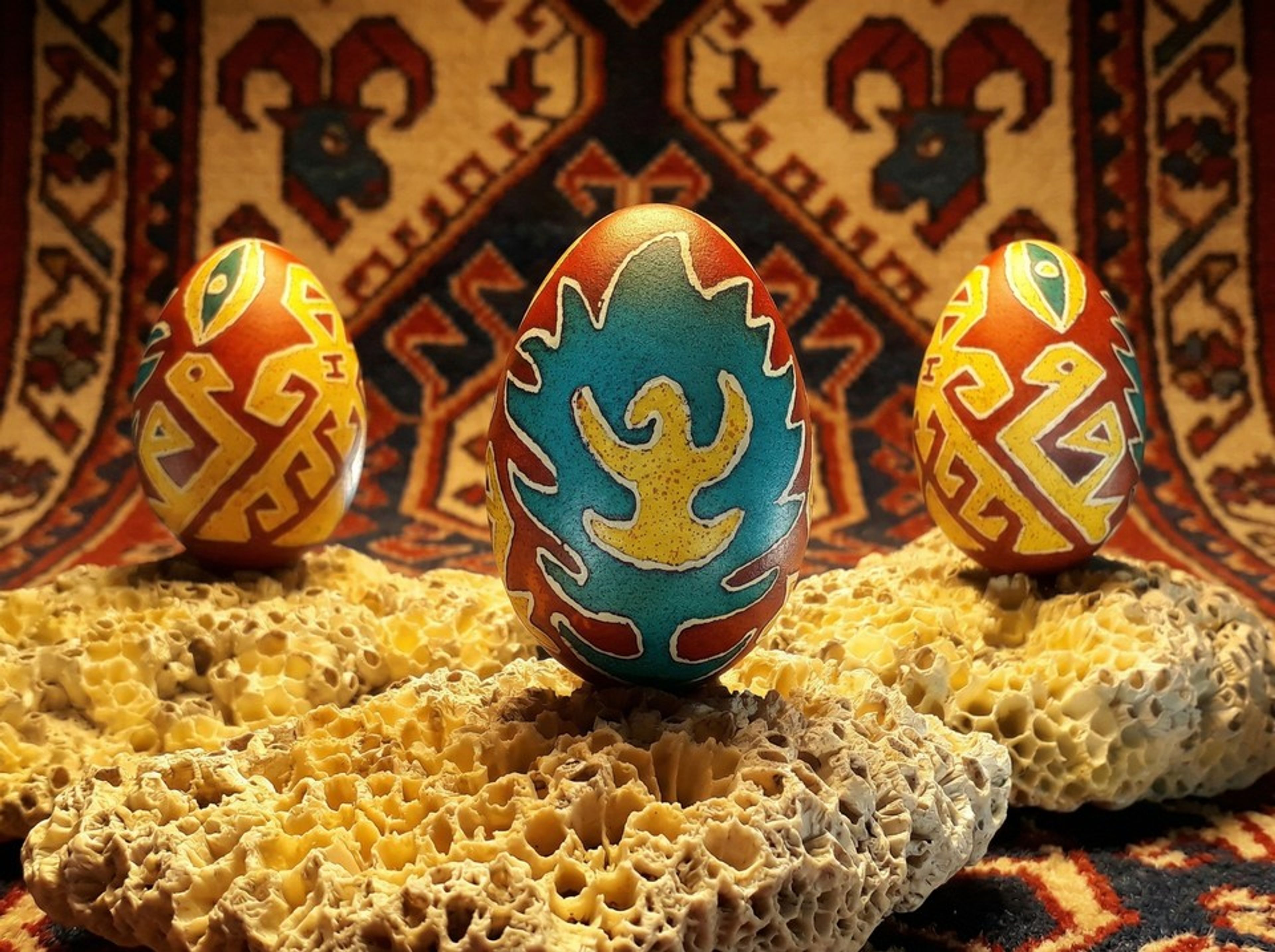 Hayat ağacı ve kuş motifli kilim desenli yumurtalar