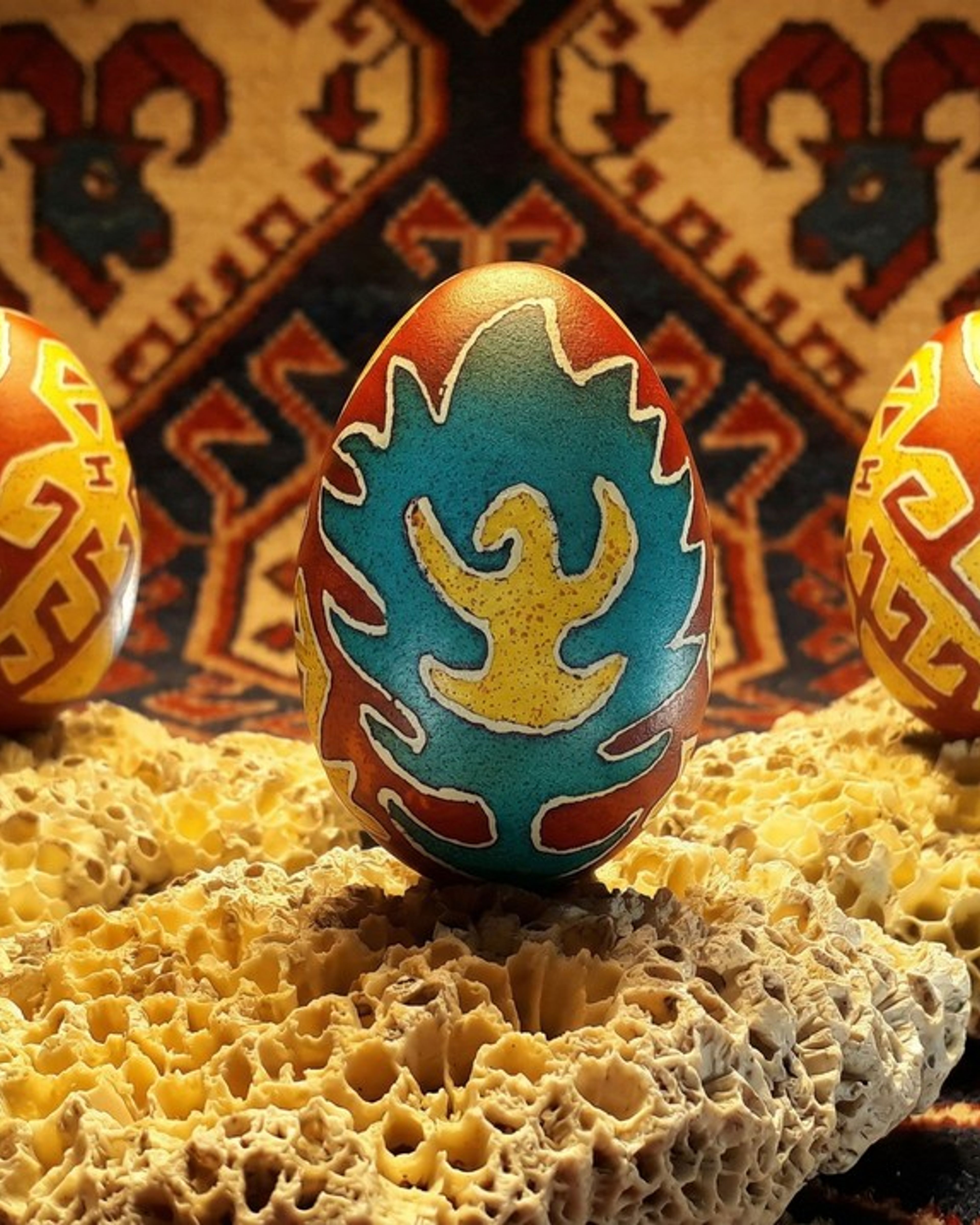 Hayat ağacı ve kuş motifli kilim desenli yumurtalar