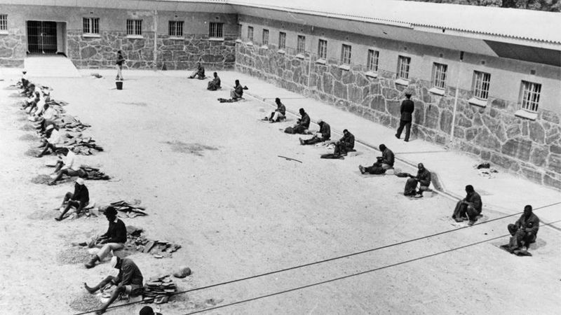 Visiter Robben Island, l'île pénitentiaire où étaient enfermés les opposants politiques d'Afrique du Sud. 