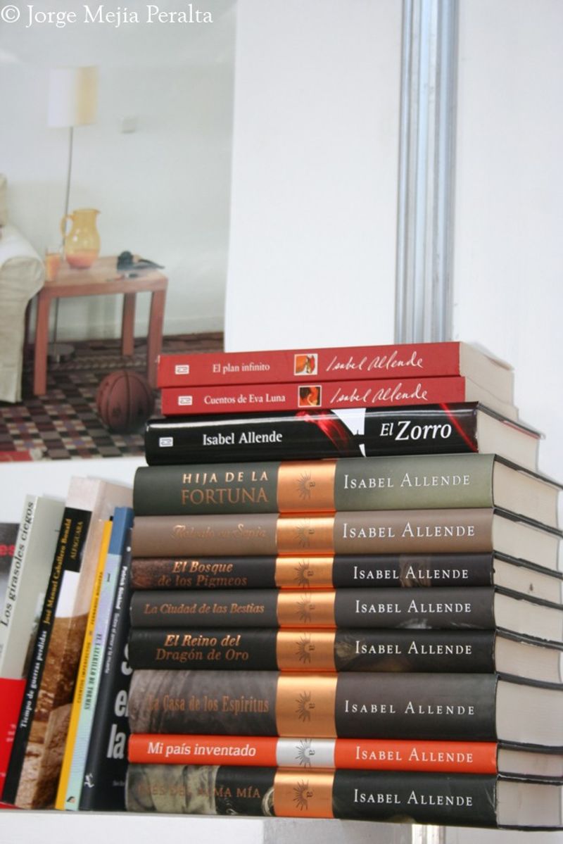 Pila de libros de la escritora chilena Isabel Allende