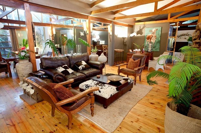 Der im Safari-Stil gehaltene Gemeinschaftsbereich der Makakatana Bay Lodge - eine unserer Lieblingsunterkünfte in KwaZulu-Natal