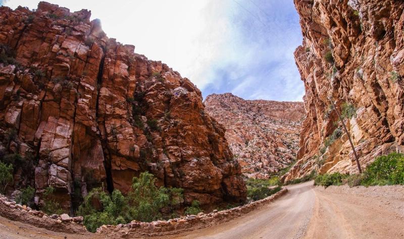 Carretera curva del puerto de Swartberg