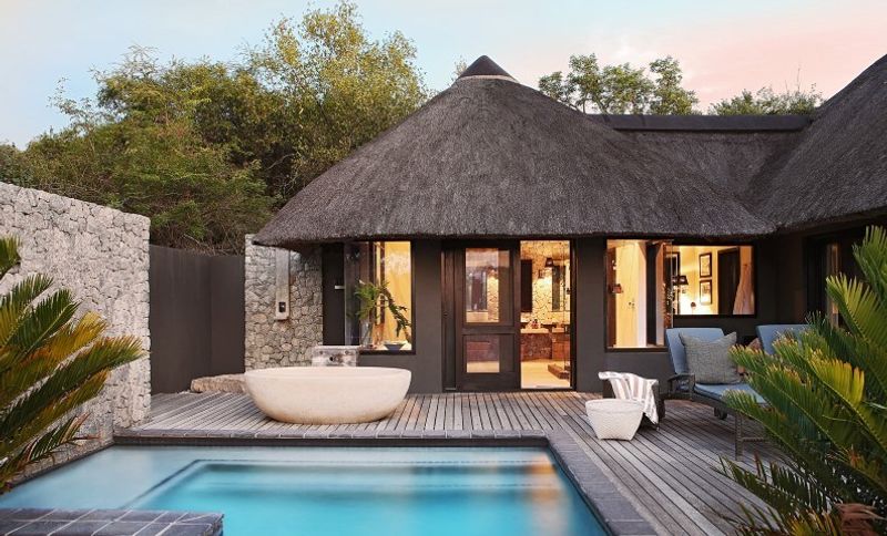 Aussichtsdeck und Pool einer der Private Granite Suites von Londolozi