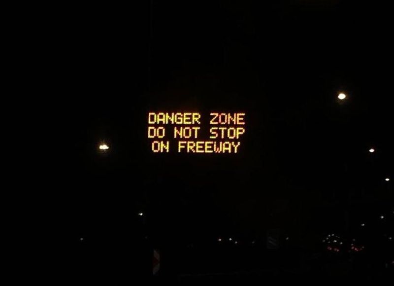 Panneaux à la sortie de l'aéroport du Cap sur la N2.
