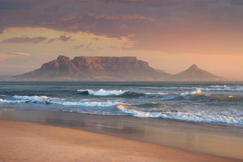 Wunderschöner Sonnenuntergang mit Blick auf den Tafelberg vom Sunset Beach in Kapstadt