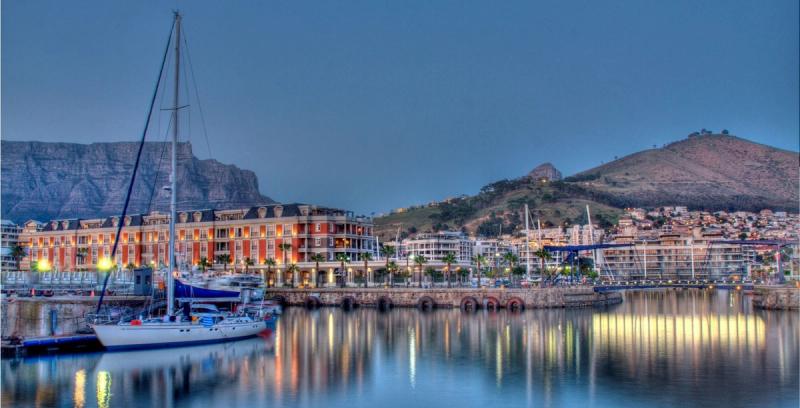 Panoramique de Table Mountain, Signal Hill et Lion's Head depuis V&A Waterfront