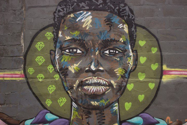 Straßenkunst in Langa: Portrait einer Frau - Townshiptour in Südafrika