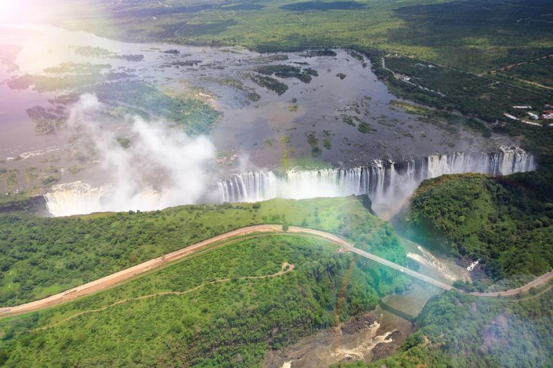 Regenbogen über den Vic Falls - eines der Sieben Naturwunder Afrikas