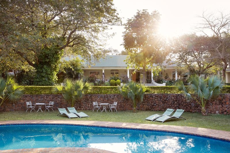 Su refugio está junto a la piscina