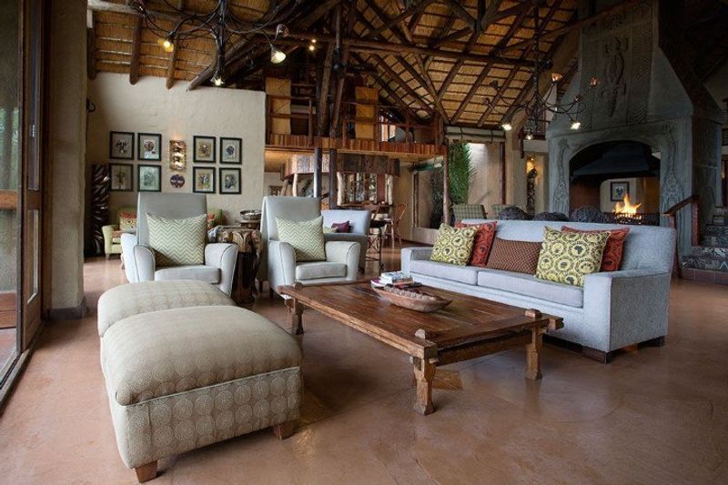 Die offene Lounge einer eleganten Safari-Lodge - Lukimbi Safari Lodge