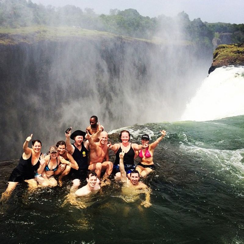 Educational Trips: Rhino Africa Mitarbeiter im Devil's Pool an den Victoria-Fällen