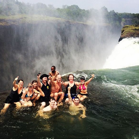 Educational Trips: Rhino Africa Mitarbeiter im Devil's Pool an den Victoria-Fällen
