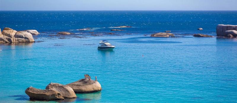 yacht-on-water-camps-bay-south-africa
