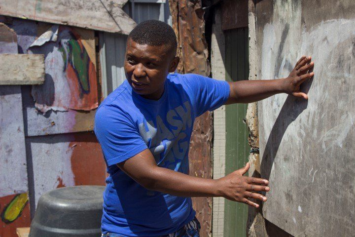 Don zeigt Gästen wie erfinderisch die Bewohner in Langa beim Bau ihrer Häuser sind