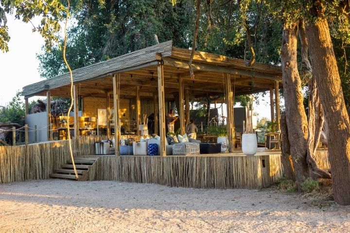 Blick auf die Lounge der Victoria Falls Island Lodge