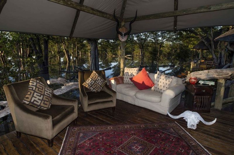 Der gemütliche Gemeinschaftsbereich des Hyena Pan Tented Camp in Botswana
