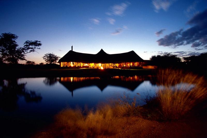 Okonjima Luxury Bush Camp in der Dämmerung