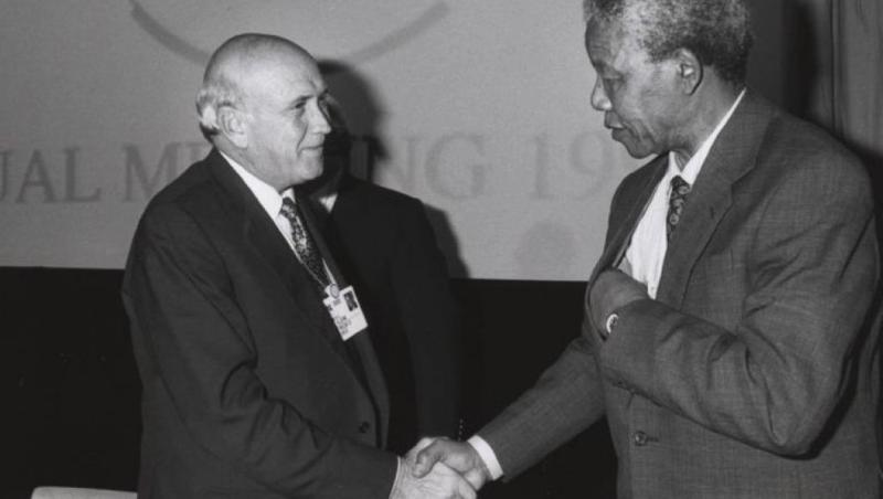 Nelson Mandela serrant la main à Frederik de Klerk en 1990