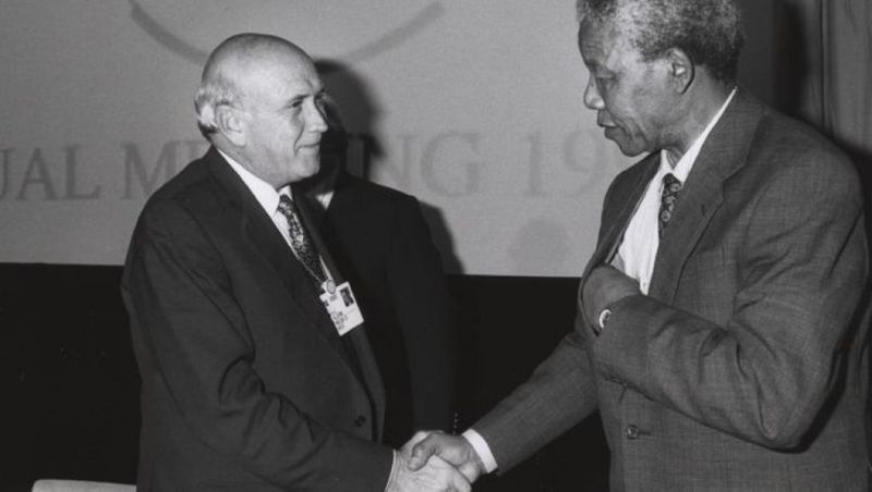 Nelson Mandela serrant la main à Frederik de Klerk en 1990