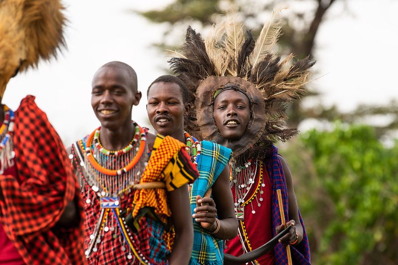 Os Maasai em suas coloridas roupas tradicionais