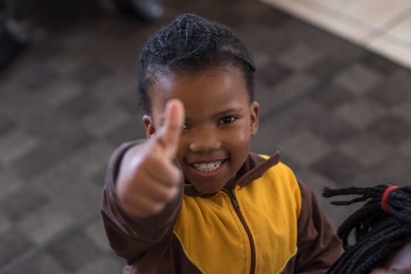 Ein Kind zeigt seinen Daumen hoch
