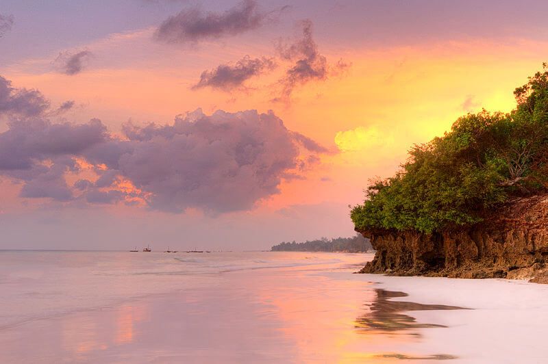 Sonnenuntergang am Diani Beach - reisen Sie für einen Badeurlaub nach Kenia