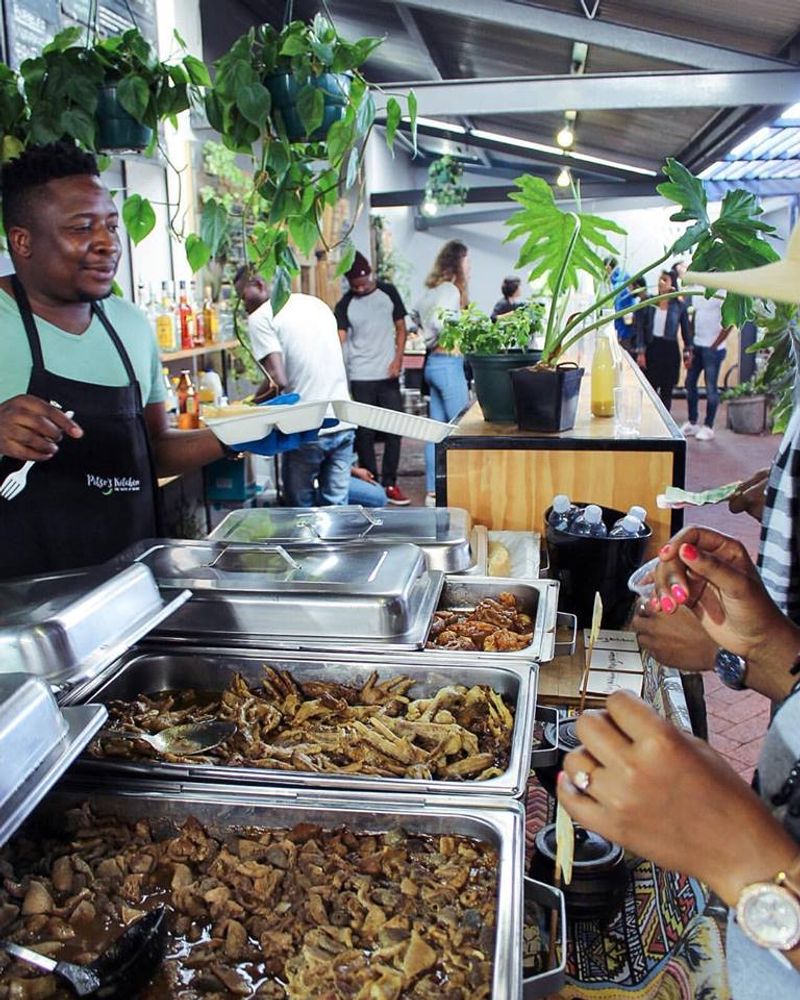 Vendedor interage com cliente em Neighbourgood's Market no Old Biscuit Mill, em Cape Town