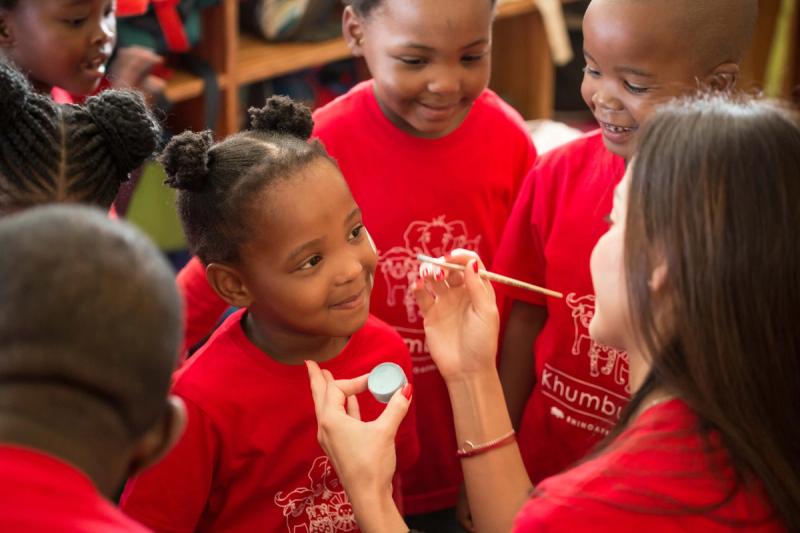 Enfants jouant à Khayelitsha dans le centre Khumbulani en Afrique du Sud. 