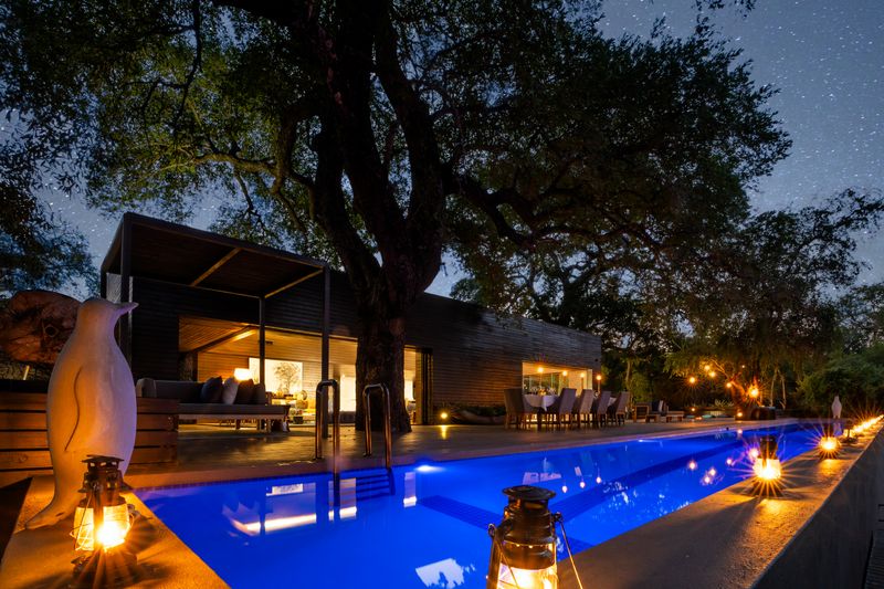 Lanternes allumées la nuit sur la terrasse principale à Silvan Safari
