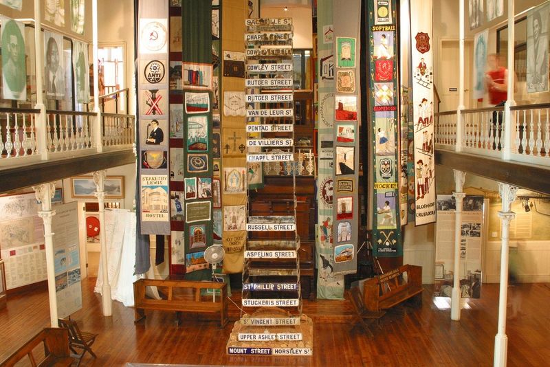 Innenraum des District Six Museum in Kapstadt