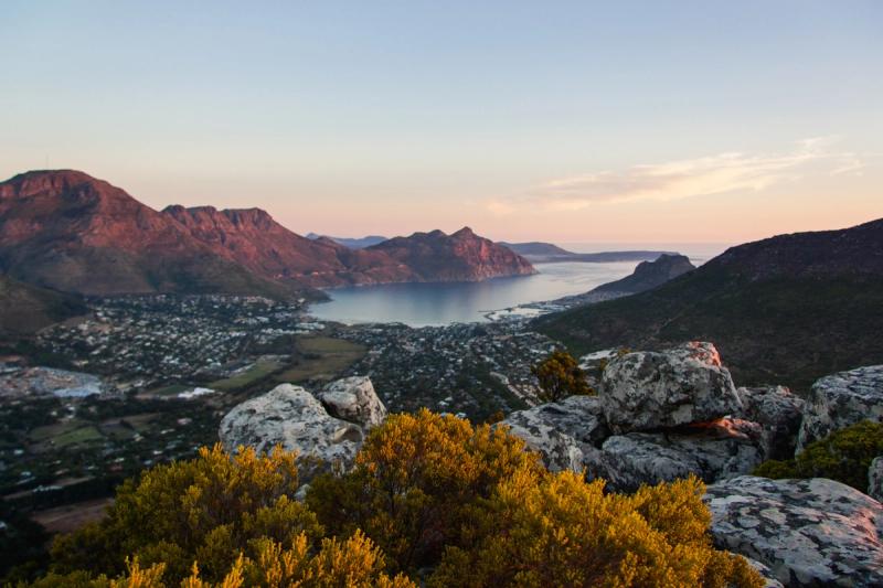 Fahren Sie mit dem Hop on-Hop off Bus bis nach Hout Bay