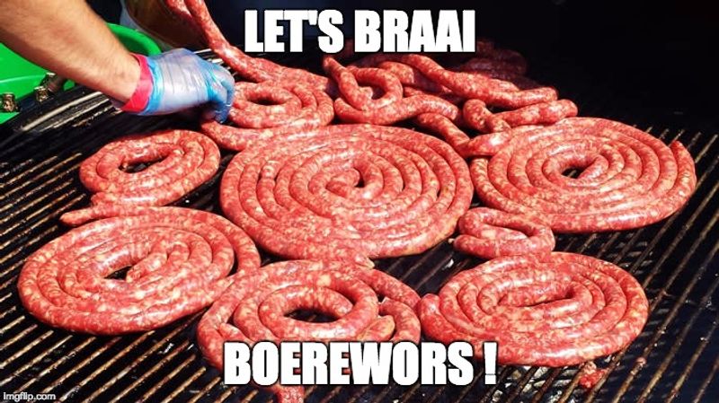 Die Boerewors zu Deutsch „Wurst des Farmers“, eine riesige eingerollte Wurst, finden Sie an jedem Braai.