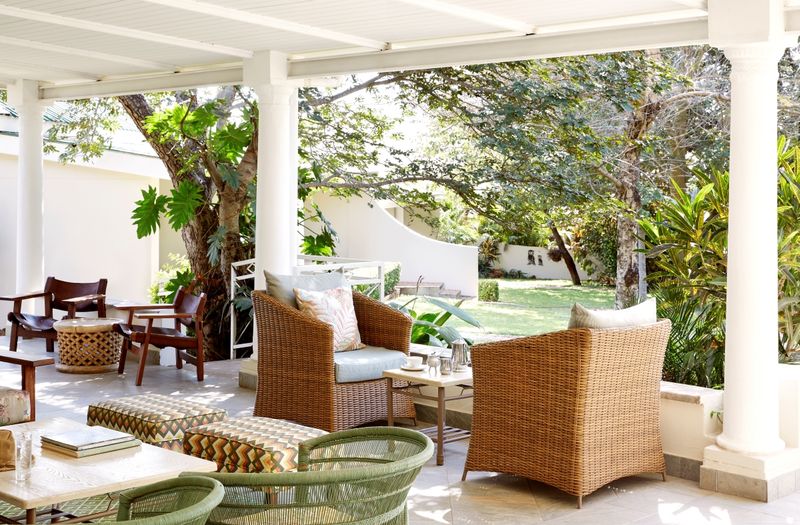 Disfrute de la hermosa terraza que da a los jardines circundantes