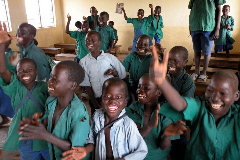 Lachende Schulkinder in Afrika