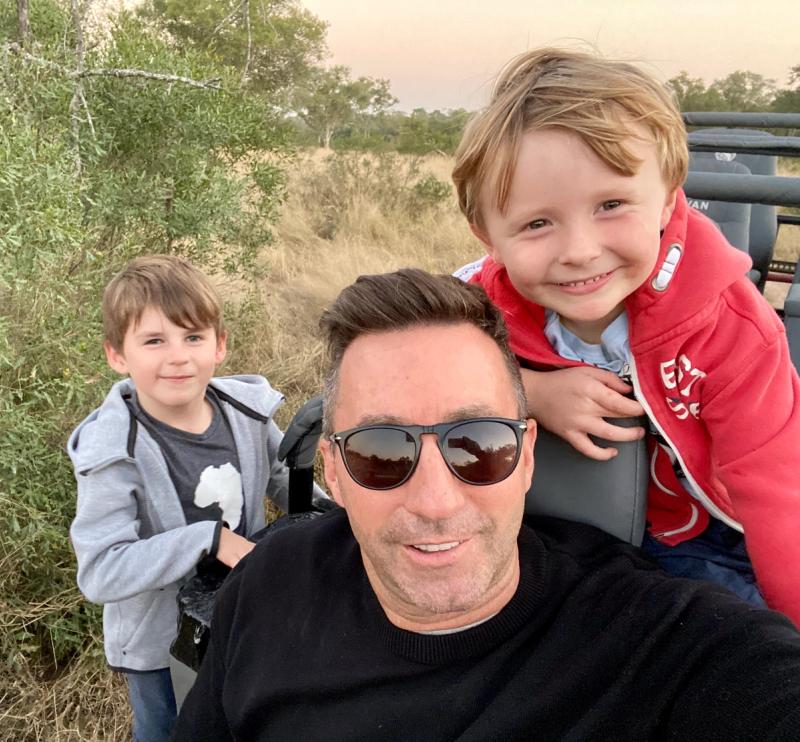 David Ryan, fundador de Rhino Africa, pasando tiempo con su familia en la sabana africana