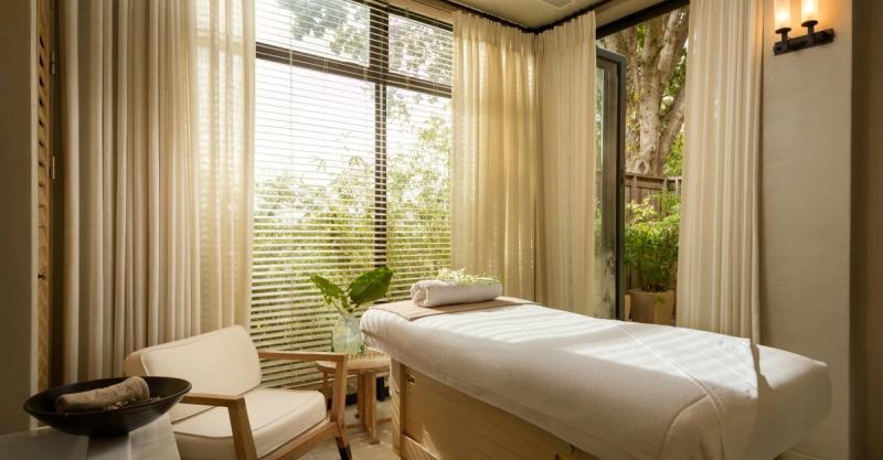 Ein luxuriöser Spa-Behandlungsraum in warmen Tönen bei Delaire Graff