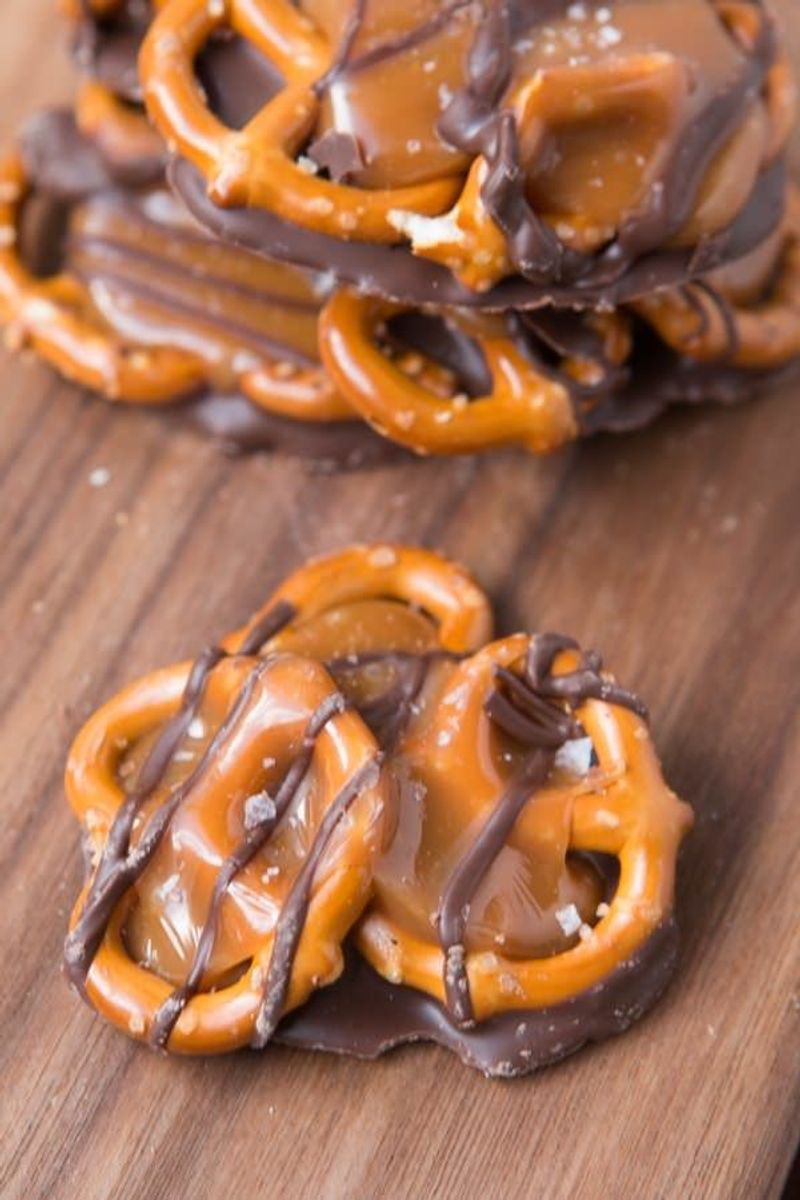süße pretzels mit karamell und schokolade